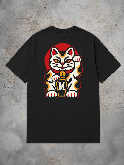 Maneki Neko Oversized T-Shirt von MORTLE in Offwhite mit großem, japanisch inspiriertem Glückskatzen-Backprint im Traditional-Tattoo-Stil.