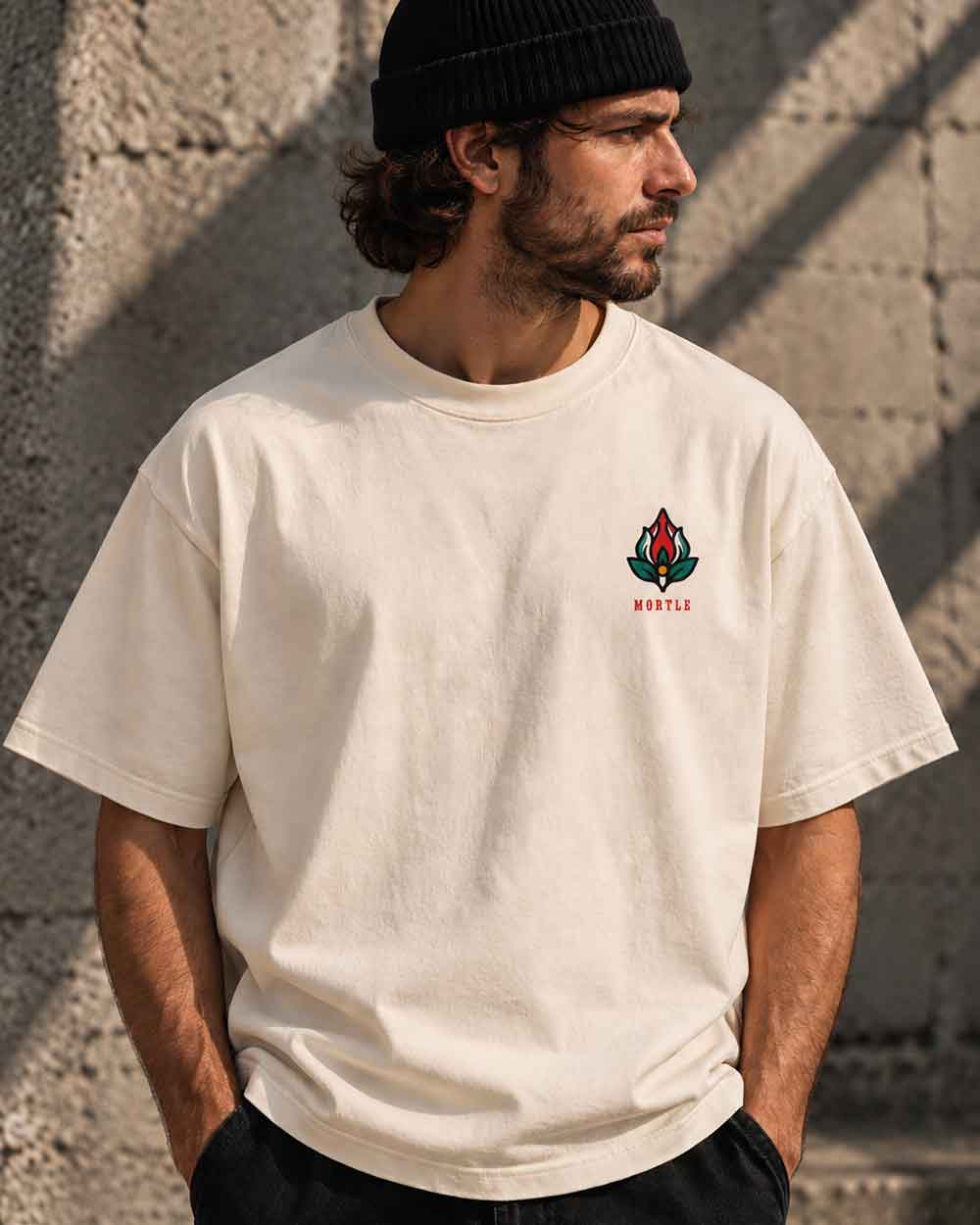 Heraldic Rose Oversized T-Shirt mit Rose Bud Tattoo Illustration auf der Brust